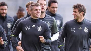 Kroos juega en el doble pivote de Alemania con Khedira