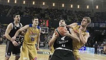 <b>RODEADO. </b>Mavroeidis, tratando de superar al estudiantil Driesen.