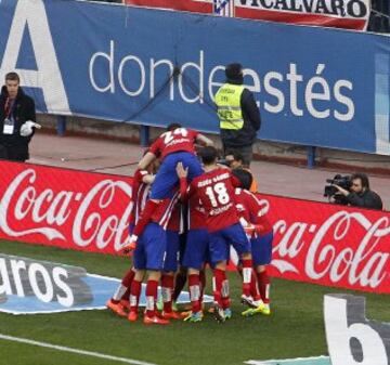 Los jugadores celebran el 3-1 de Fernando Torres y su gol 100.