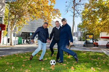 'Chico' Linares, Benito Sánchez y Pedro Jaro, junto al Bernabéu