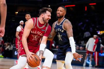 Sonrisa de Luka Doncic cuando ataca a Damian Lillard.