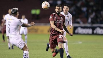 QUITO, ECUADOR - MARCH 04: Lucas Pratto of River Plate of Argentina fights the ball with Luis Ayala of Liga de Quito during a Group D match between Liga Deportiva Universitaria de Quito and River Plate as part of Copa CONMEBOL Libertadores 2020 at Rodrigo Paz Delgado Stadium on March 4, 2020 in Quito, Ecuador. (Photo by Franklin Jacome/Getty Images)