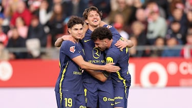 Conor Gallagher, Matteo Ruggeri y Julián Álvarez se abrazan tras el gol del centrocampista inglés.