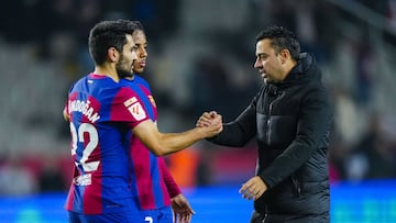 Gündogan y Xavi, con Koundé.