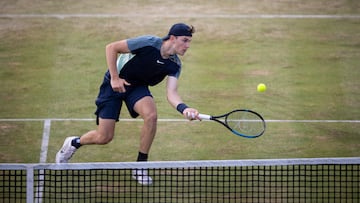 El tenista británico Jack Draper devuelve una bola durante su partido ante Emil Ruusuvuori en el Queen's Club Championships de Londres.