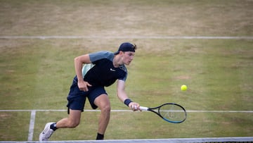 El tenista británico Jack Draper devuelve una bola durante su partido ante Emil Ruusuvuori en el Queen's Club Championships de Londres.