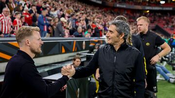 BILBAO, 28/11/2024.- El entrenador del IF Elfsborg, Oscar Hiljemark (i), saluda al entrenador del Athletic, Ernesto Valverde, durante el partido de primera ronda de Liga Europa entre el Athletic Club y el IF Elfsborg, este jueves en estadio de San Mamés. EFE/ Luis Tejido
