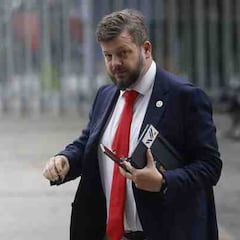 Diputado Johannes Kaiser sufre robo en servicentro de Santiago: esto se llevaron los delicuentes desde su vehículo