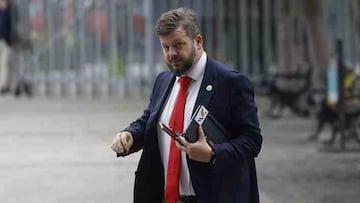 Diputado Johannes Kaiser sufre robo en servicentro de Santiago: esto se llevaron los delicuentes desde su vehículo