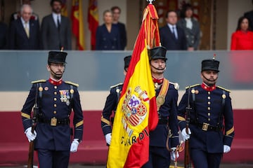 Miembros del ejército asisten a un desfile para conmemorar el Día Nacional de España en Madrid.