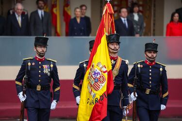 Miembros del ejército asisten a un desfile para conmemorar el Día Nacional de España en Madrid.