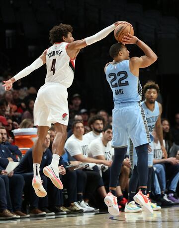 Hay que mirar el retrovisor. Que se lo digan a Desmond Bane (Memphis Grizzlies), que recibió un tapón de Matisse Thybulle (Portland Trail Blazers) cuando menos se lo esperaba. Es lo que pasa cuando no vigilas las espaldas y crees que tienes el tiro hecho. Te plantas confiado, arqueas los brazos y descubres que el balón no sale de las manos.
