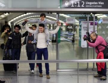 Osama Abdul Mohsen, sus hijos Zaid y Mohamed, los refugiados sirios zancadilleados por una periodista húngara cuando huían de la policía en Hungría, acompañados por el presidente de la escuela nacional de entrenadores de fútbol (CENAFE) en Getafe, Miguel Galán, a su llegada esta noche a la estación de tren de Atocha, Madrid.