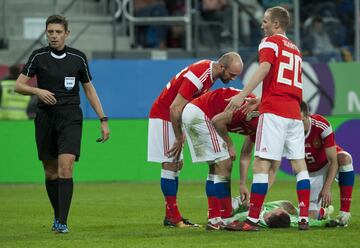 Rodrigo fue a rematar ante el portero ruso Lunev, que recibió el impacto de la rodilla que le hizo sangrar y fue retirado en camilla.