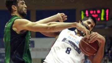 Juanjo Triguero lucha por el balón con Nacho Llovet, que le quita la máscara.