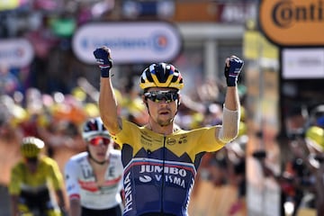El esloveno gana en la primera meta en alto, Orcières-Merlette, en un grupo de 16 ciclistas