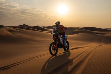 Bradley Cox durante la segunda etapa del Dakar 2024 con un recorrido entre Al Henakiyah y Al Duwadimi.