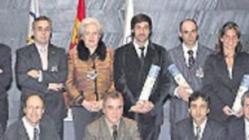 El COE rindió un homenaje a los deportistas olímpicos en cinco o en seis ocasiones. Son un total de doce y en el último caso están sólo Manel Estiarte y Luis Álvarez de Cervera. En la imagen, de izquierda a derecha, de pie, Vázquez Raña (COI), Antonio García (esgrima), Lissavetzky (CSD), Blanco (COE), infanta Pilar (COI), Salvador Gómez (waterpolo) Juan J. Gutiérrez (esquí), Arantxa Sánchez Vicario (tenis), Carlos Sala (atletismo), Cervera (hípica) y Eladio Valduví (tiro). Agachados: Jordi Sans (waterpolo), José L. Doreste (vela), Jorge González (tiro), Estiarte (waterpolo) y Juan Seguí (tiro).