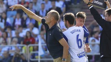 Víctor Fernández da instrucciones a sus jugadores.