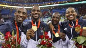 Kobe Bryant, Lebron James, Dwyane Wade y Carmelo Anthony, tras el oro olímpico conseguido en los Juegos de Pekín en 2008.
