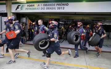 El equipo Red Bull ocupados con los preparativos antes del inicio de la F1 Gran Premio de Brasil en el circuito de Interlagos, en Sao Paulo