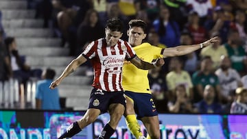 MEX8736. CIUDAD DE MÉXICO (MÉXICO), 14/09/2024.- Israel Reyes (d) de América disputa un balón con Pevel Pérez de Guadalajara este sábado, durante un partido correspondiente a la jornada 7 del torneo Apertura 2024 en el estadio Ciudad de los Deportes en Ciudad de México (México). EFE/ Sáshenka Gutiérrez