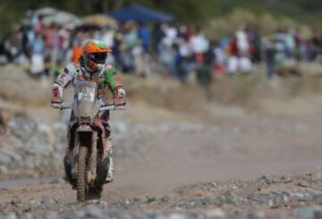 La piloto española Laia Sanz Pla-Giribert de Honda compite hoy, jueves 15 de enero de 2015, la etapa 11 del rally Daker 2015 entre Salta y Termas de Río Hondo (Argentina). 