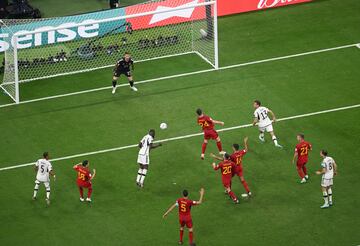 El VAR anula por fuera de juego el gol que marca de cabeza Antonio Rüdiger. La acción, se produce momentos antes del remate y tras el lanzamiento de una falta.