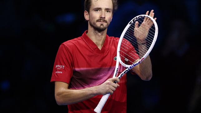 Medvedev bloquea el ruido para sobrevivir y deja KO a De Miñaur