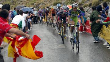 Los ciclistas del pelot&oacute;n suben a la Sierra de La Pandera en la Vuelta a Espa&ntilde;a 2009.