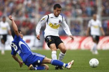 Mismo partido jugado en el Monumental. Ángel Rojas marca a Charles Aránguiz.