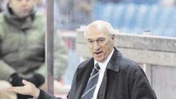 <b>DANDO EXPLICACIONES. </b>Bianchi parece dar explicaciones por los malos resultados del equipo.