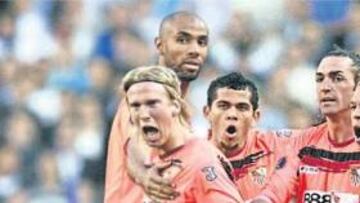 <b>UN PASO MÁS. </b>Poulsen celebra con el resto de la plantilla el primero de los tantos conseguidos por los de Juande Ramos. Ahora toca Osasuna, un viejo conocido en eliminatorias de la Copa del Rey.