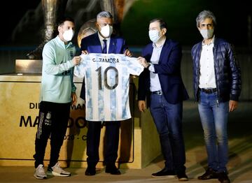 Claudio Tapia, presidente de la Asociación del Fútbol Argentino y del Club Atlético Barracas Central, y Lionel Messi estuvieron presentes en la presentación de la obra. 