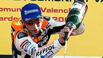<b>DE FIESTA</B>. El piloto italiano Valentino Rossi, campeon del mundo de Moto GP, vierte cava sobre el brasileño Alex Barros.