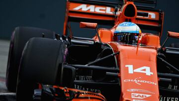 Fernando Alonso con el McLaren en los Libres 3 del GP de Singapur.