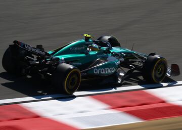 Fernando Alonso durante los primeros test de la Fórmula 1 en el Circuito Internacional de Bahréin.