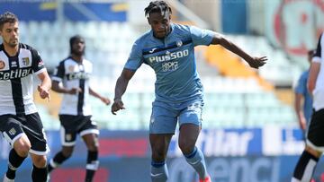 Duván Zapata durante un partido con Atalanta.