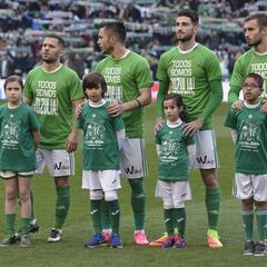 Camisetas de apoyo a Zozulya en el once del Betis