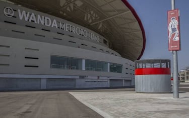 Atlético hail club legends with flag display at the Wanda