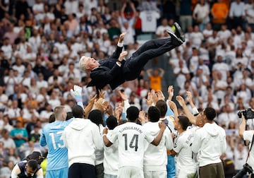Los jugadores del Real Madrid mantean a Carlo Ancelotti en su despedida. 