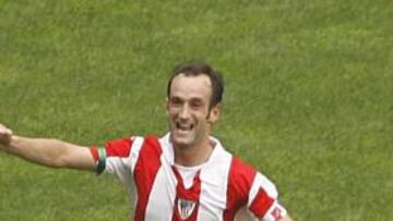 <b>UN ÍDOLO.</b> Etxeberria terminó en el Athletic tras quitarselo a la Real Sociedad cuando era un chaval, después de más de una década, el veterano jugador sigue haciendo historia.