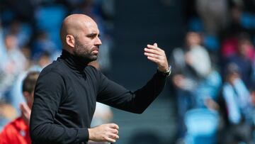 Claudio Giráldez da instrucciones a su equipo durante un partido en Balaídos.