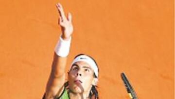 <b>SAQUE. </b>Rafa Nadal, sobre la tierra de París.