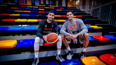 Jaime Fernández y Sebas Saiz, en las gradas del pabellón de Guadalajara.