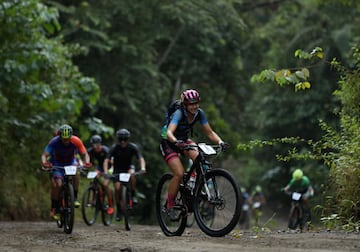 La ciclista estadounidense Larissa Fitchett a su paso por la localidad de Jacó. 