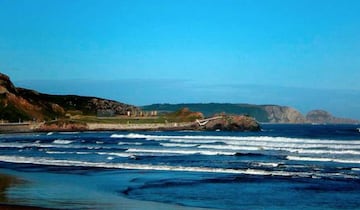 Panorámica de esta famosa playa asturiana.