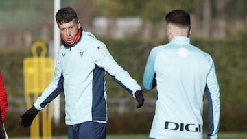 LEZAMA (BIZKAIA), 04/01/2026.- Mikel Vesga (i) durante el entrenamiento con el que el Athletic ha comenzado este domingo a preparar la Supercopa de España que disputa en Arabia y en la que se medirá en la primera semifinal el miércoles al Barcelona en el King Abdullah Sports City de Yeda.EFE/ Miguel Toña