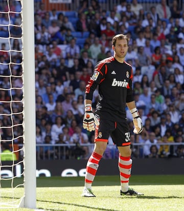 El portero madrileño jugó entre 2010 y 2014 en el Real Madrid (filial y primera equipo). en el Granada estuvo la temporada 15-16.