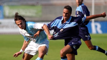 COMPOSTELA - TENERIFE SANTIAGO DE COMPOSTELA.1/9/02. FUTBOL 2» DIV."A"
ESTADIO MULTIUSOS SAN LçZARO.
PIGNOL(BLANQUIAZUL/COMPOS) PUJNA POR UN BALîN ANTE LA PRESENCIA DE UN JUGADOR DEL TENERIFE.